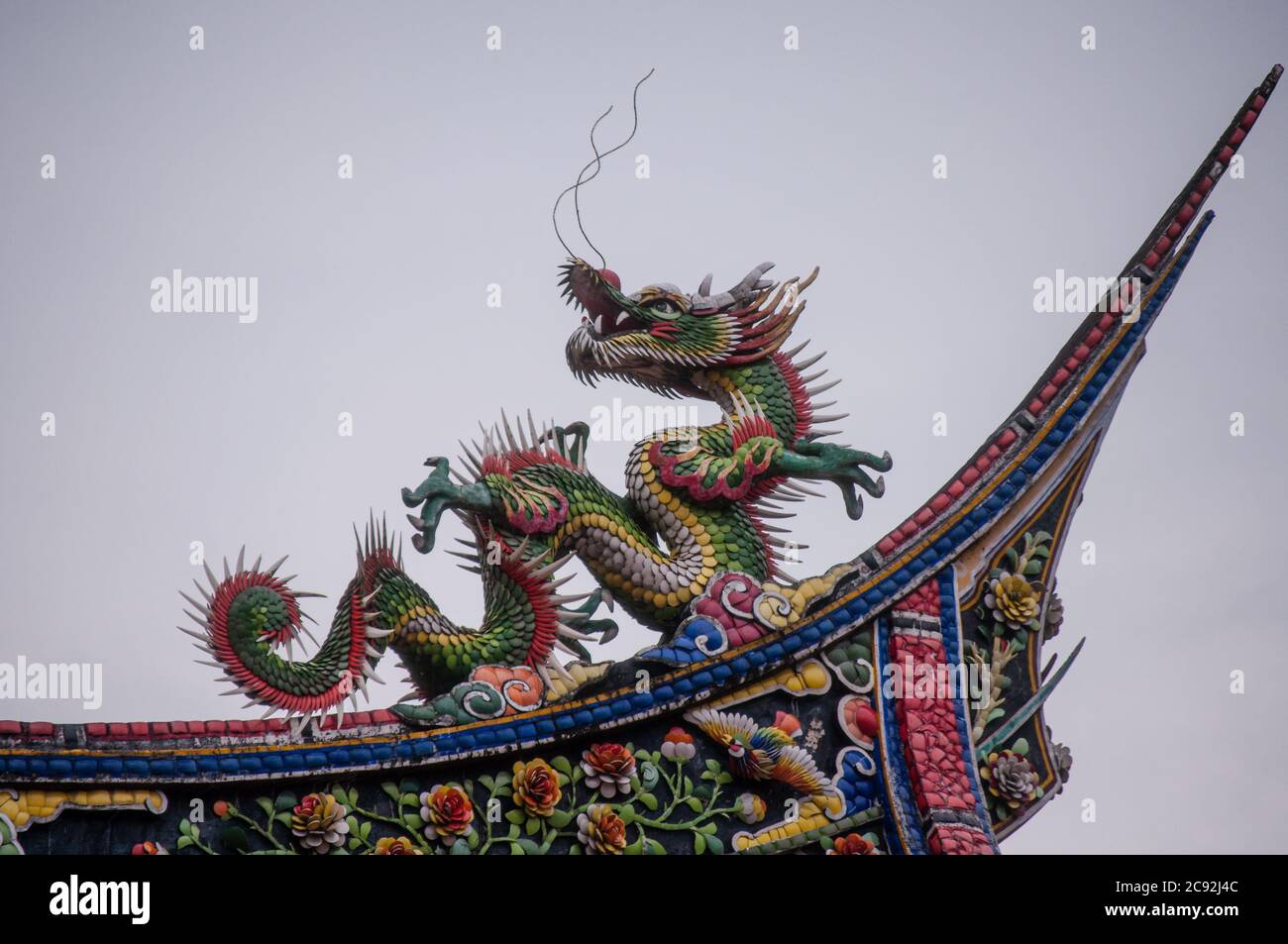 Chinesischer Drache, der auf dem Tempeldach in Taiwan, Beipu bei Hsinchu, verziert ist Stockfoto