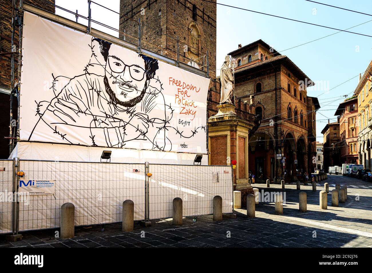 Bologna, Italien. Juli 2020. Eine große Plakatwand unter den zwei Türmen trägt nun Patrick Zaki's Gesicht (das Bild wurde von dem Künstler Gianluca Costantini konzipiert), der seine Freiheit von einem ägyptischen Gefängnis am 28. Juli 2020 in Bologna, Italien, fordert. Patrick George Zaki ist ein 28-jähriger ägyptischer Menschenrechtsaktivist, wurde auf dem Internationalen Flughafen Kairo entführt, als er aus Bologna (Italien) kam, wo er derzeit für seinen MD an der Universität von Bologna studiert und ohne wirkliche Anschuldigungen gefoltert und mit Elektroschocks ermordet wurde. Kredit: Massimiliano Donati/Alamy Live Nachrichten Stockfoto