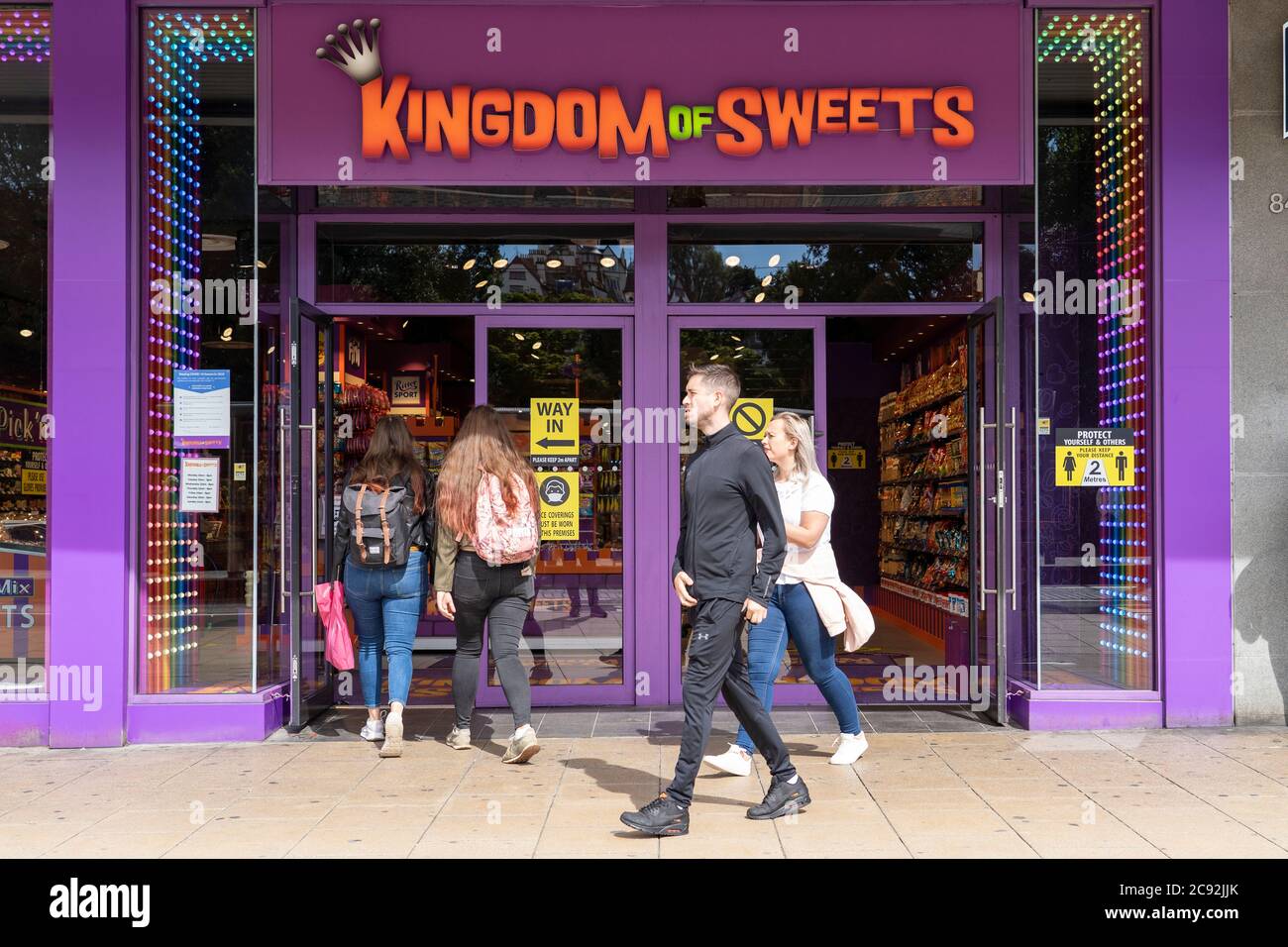 Edinburgh, Schottland, Großbritannien. Juli 2020. 28 Business und Tourismus langsam wieder in die Geschäfte und Straßen von Edinburgh Stadtzentrum. Kunden außerhalb des Kingdom of Sweets Shop in der Princes Street. Premierminister Boris Johnson hat eine Kampagne zur Verringerung der Fettleibigkeit im Land angekündigt, um die Gesundheit der NationsÕ zu verbessern. Geschäfte, die zuckerhaltige Produkte wie diese verkaufen, helfen bei dieser Vision nicht. Iain Masterton/Alamy Live News Stockfoto