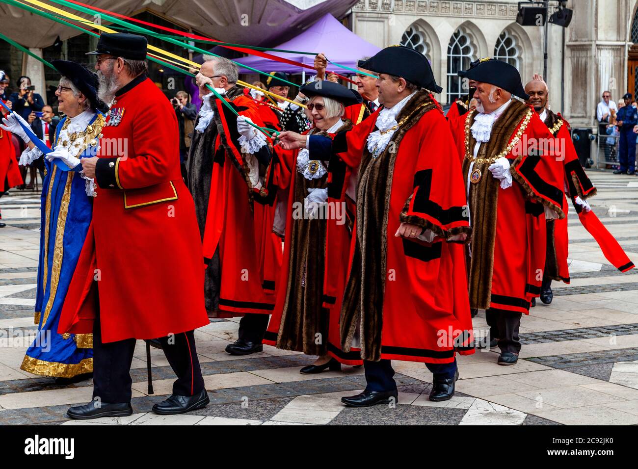 Pearly Kings und Queens und London Mayors nehmen am Pearly Kings und Queens Annual Harvest Festival, London, UK, AN EINEM traditionellen Maypole Dance Teil Stockfoto