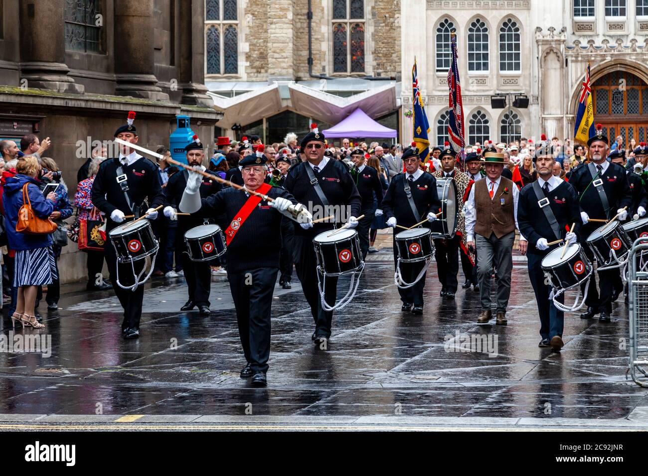 Eine Militärmusikkapelle ist beim Pearly Kings and Queens Annual Harvest Festival im Guildhall Yard, London, England, zu Gast. Stockfoto