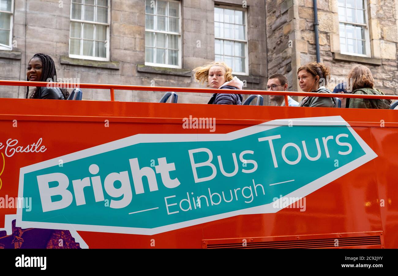 Edinburgh, Schottland, Großbritannien. Juli 2020. 28 Business und Tourismus langsam wieder in die Geschäfte und Straßen von Edinburgh Stadtzentrum. Touristen auf einer Stadtrundfahrt in der Altstadt. Die Zahl der Touristen steigt, ist aber immer noch weit weniger als normal für die Sommersaison. Iain Masterton/Alamy Live News Stockfoto