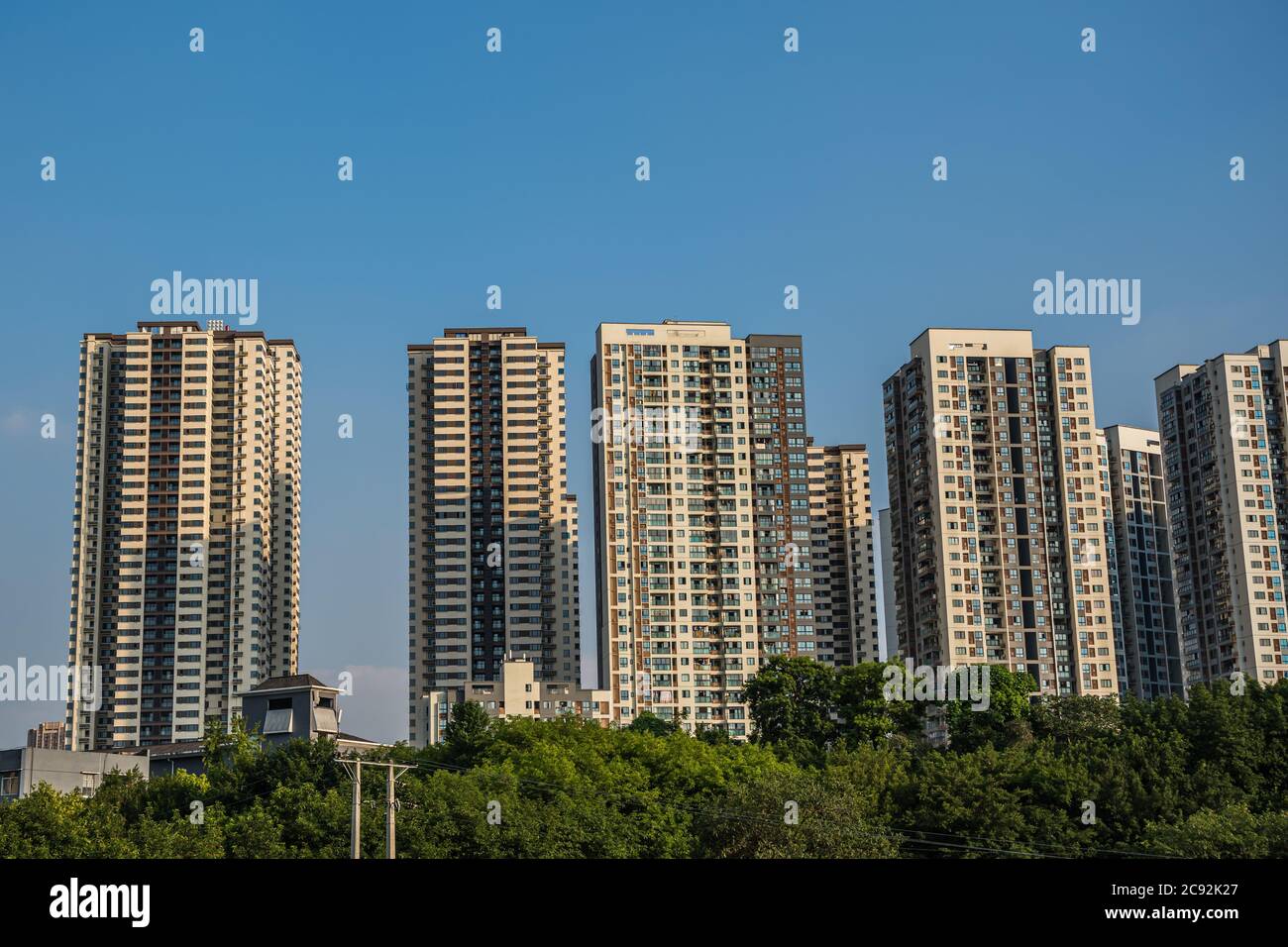 Chongqing, China - August 2019 : Hochhaus-Wohnwohnungen und -Gebäude am Hang Stockfoto