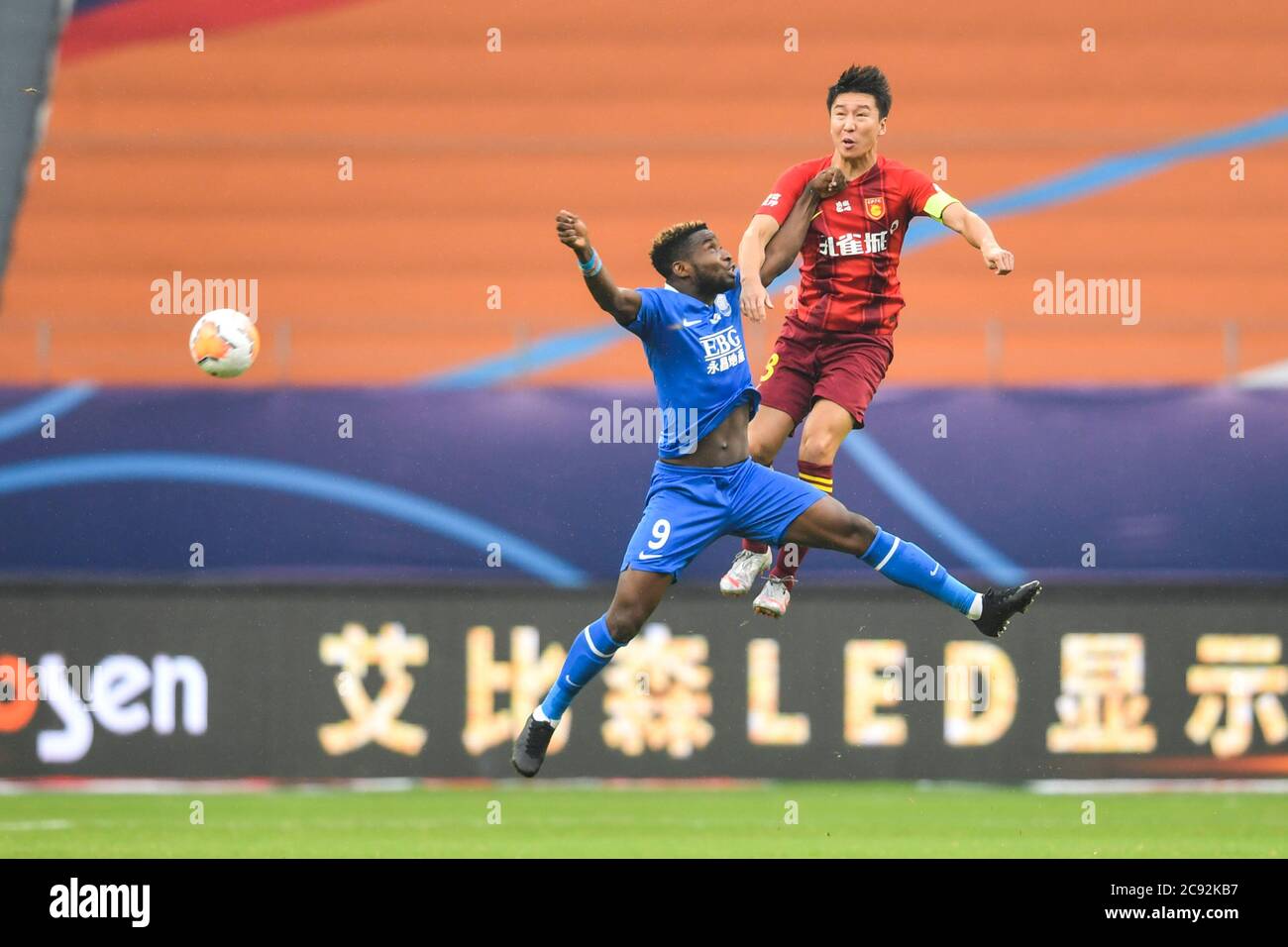 Der kongolesische Fußballspieler Oscar Maritu oder Oscar von Shijiazhuang Ever Bright Football Club verteidigt den Ball während des Spiels gegen Hebei China Fortune F.C. beim ersten Spiel der 2020 Chinese Football Association Super League (CSL) in Suzhou, der ostchinesischen Provinz Jiangsu, am 26. Juli 2020. Hebei China Fortune mit Shijiazhuang je hell 2-2 bei der ersten Runde Match von 2020 CSL gebunden. Stockfoto