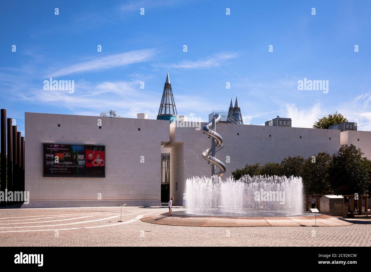 Brunnen vor der Kunst- und Ausstellungshalle der Bundesrepublik Deutschland, Bonn, Nordrhein-Westfalen, Deutschland. Springbrunnen vor de Kuns Stockfoto