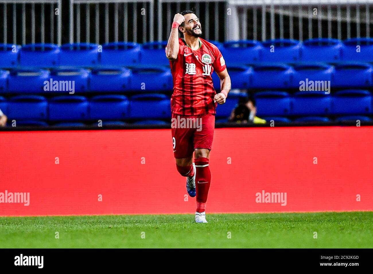 Der brasilianische Fußballspieler Jose Henrique da Silva Dourado, bekannt als Henrique Dourado oder einfach Henrique, von Henan Jianye F.C. feiert nach dem Treffer im Spiel gegen Jiangsu Suning beim ersten Spiel der 2020 Chinese Football Association Super League (CSL) in Dalian, nordöstlich von Chinas Provinz Liaoning, 26. Juli 2020. Stockfoto