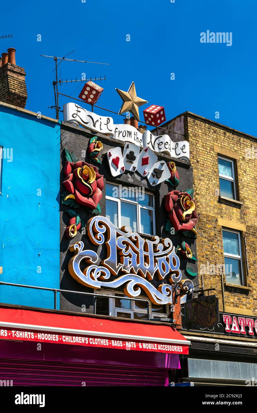 Verspielte verzierte Fassade des Bösen aus dem Needle Tattoo shop‎ auf der Camden High Street, Camden, London, Großbritannien Stockfoto