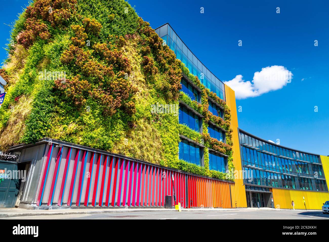 Helle, farbenfrohe Fassade des modernen Bürogebäudes Hawley Crescent aus dem Jahr 17-29 mit vertikalem Garten, Camden, London, Großbritannien Stockfoto