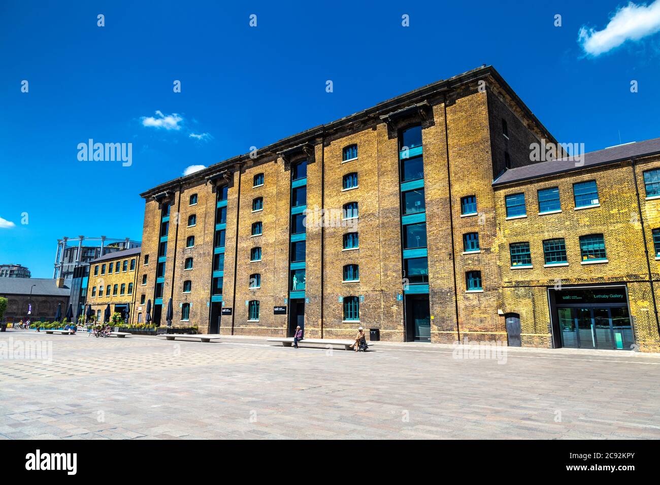 Kornplatz und das Central Saint Martins Gebäude in King's Cross, London, Großbritannien Stockfoto