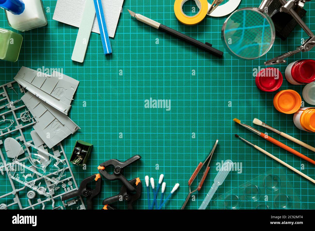 Overhead-Ansicht Von Werkzeugen Und Materialien Für Modellflugzeuge Aus Dem Kit Auf Schneidbrett Stockfoto