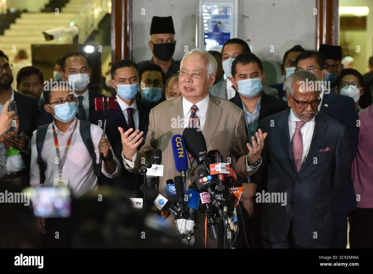Kuala Lumpur, Malaysia. Juli 2020. Der ehemalige malaysische Premierminister Najib Razak (C) spricht vor seinem Amtsgericht in Kuala Lumpur, Malaysia, am 28. Juli 2020 mit den Medien. Der ehemalige malaysische Premierminister Najib Razak wurde am Dienstag in einem Fall im Zusammenhang mit SRC International, einer ehemaligen Einheit des staatlichen Investmentfonds 1Malaysia Development Berhad (1MDB), wegen Machtmissbrauchs, strafrechtlicher Vertrauensverletzung und Geldwäsche für schuldig befunden. Das Urteil ist das erste in mehreren Korruptionsverfahren gegen Najib. Quelle: Chong Voon Chung/Xinhua/Alamy Live News Stockfoto