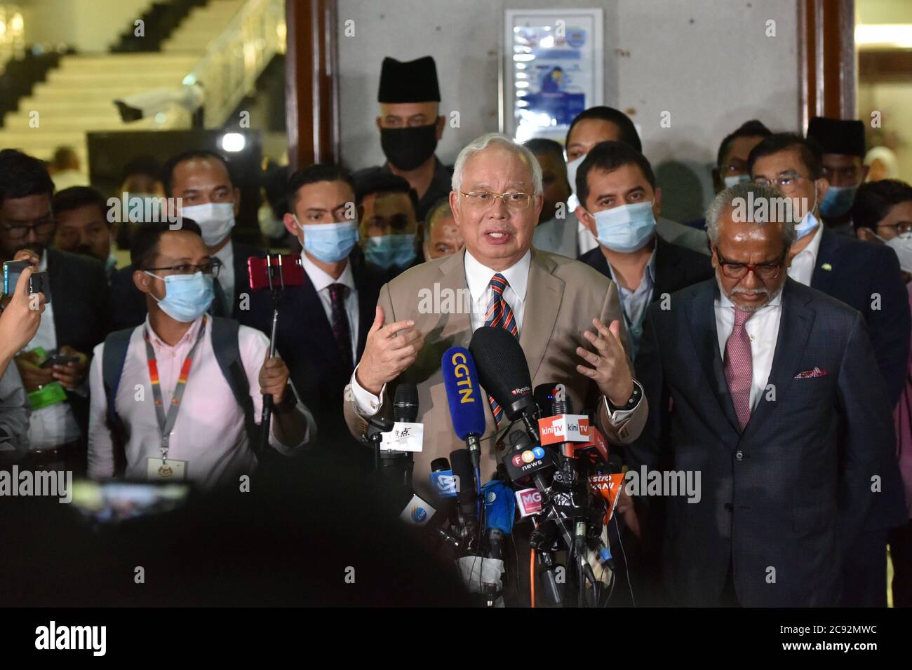 Kuala Lumpur, Malaysia. Juli 2020. Der ehemalige malaysische Premierminister Najib Razak (C) spricht vor seinem Amtsgericht in Kuala Lumpur, Malaysia, am 28. Juli 2020 mit den Medien. Der ehemalige malaysische Premierminister Najib Razak wurde am Dienstag in einem Fall im Zusammenhang mit SRC International, einer ehemaligen Einheit des staatlichen Investmentfonds 1Malaysia Development Berhad (1MDB), wegen Machtmissbrauchs, strafrechtlicher Vertrauensverletzung und Geldwäsche für schuldig befunden. Das Urteil ist das erste in mehreren Korruptionsverfahren gegen Najib. Quelle: Chong Voon Chung/Xinhua/Alamy Live News Stockfoto