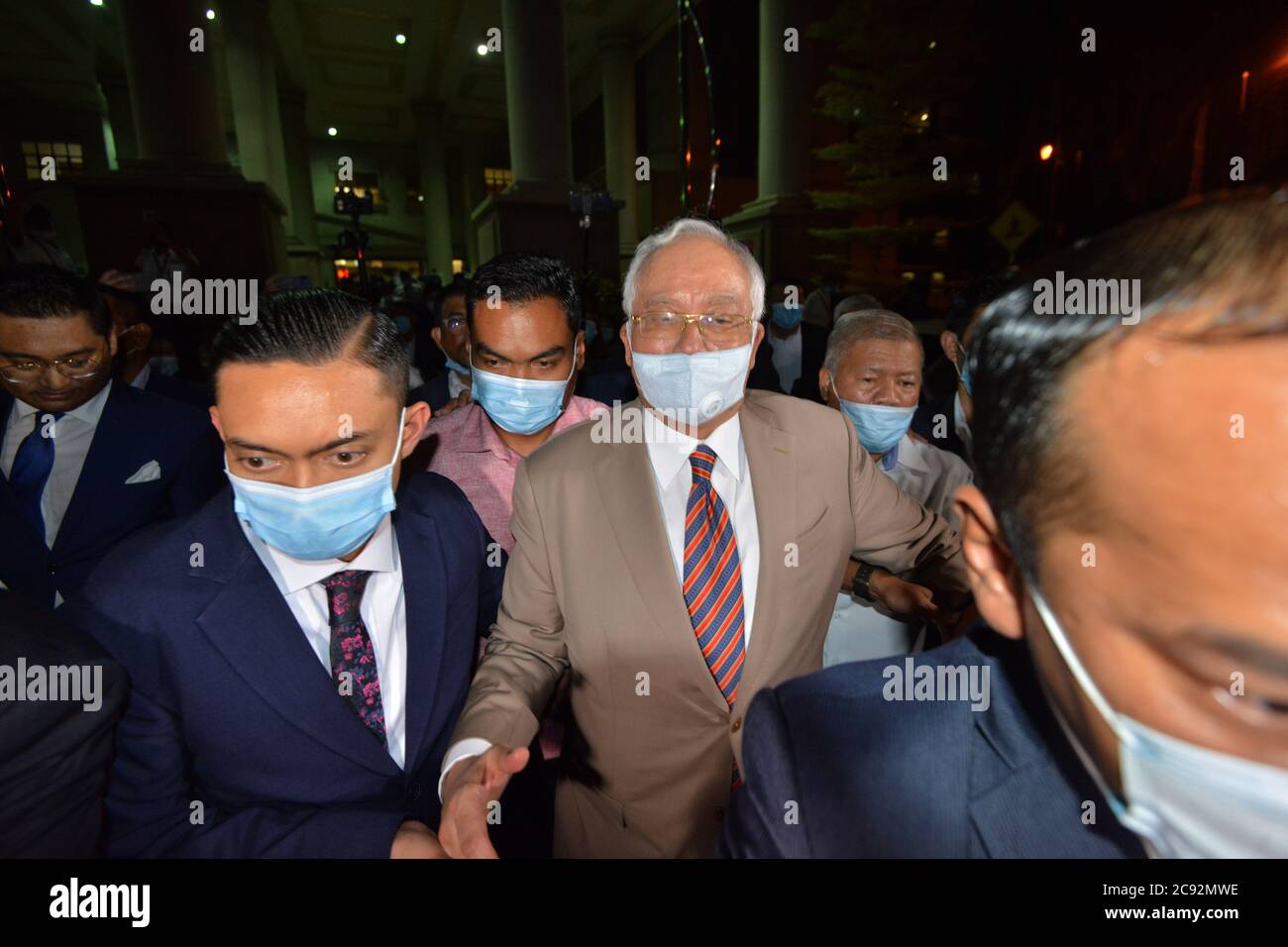 Kuala Lumpur, Malaysia. Juli 2020. Der ehemalige malaysische Premierminister Najib Razak (C) verlässt das Gericht in Kuala Lumpur, Malaysia, 28. Juli 2020. Der ehemalige malaysische Premierminister Najib Razak wurde am Dienstag in einem Fall im Zusammenhang mit SRC International, einer ehemaligen Einheit des staatlichen Investmentfonds 1Malaysia Development Berhad (1MDB), wegen Machtmissbrauchs, strafrechtlicher Vertrauensverletzung und Geldwäsche für schuldig befunden. Das Urteil ist das erste in mehreren Korruptionsverfahren gegen Najib. Quelle: Chong Voon Chung/Xinhua/Alamy Live News Stockfoto