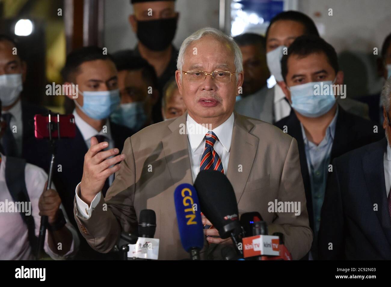 Kuala Lumpur, Malaysia. Juli 2020. Der ehemalige malaysische Premierminister Najib Razak spricht vor seinem Amtsgericht in Kuala Lumpur, Malaysia, am 28. Juli 2020 mit den Medien. Der ehemalige malaysische Premierminister Najib Razak wurde am Dienstag in einem Fall im Zusammenhang mit SRC International, einer ehemaligen Einheit des staatlichen Investmentfonds 1Malaysia Development Berhad (1MDB), wegen Machtmissbrauchs, strafrechtlicher Vertrauensverletzung und Geldwäsche für schuldig befunden. Das Urteil ist das erste in mehreren Korruptionsverfahren gegen Najib. Quelle: Chong Voon Chung/Xinhua/Alamy Live News Stockfoto