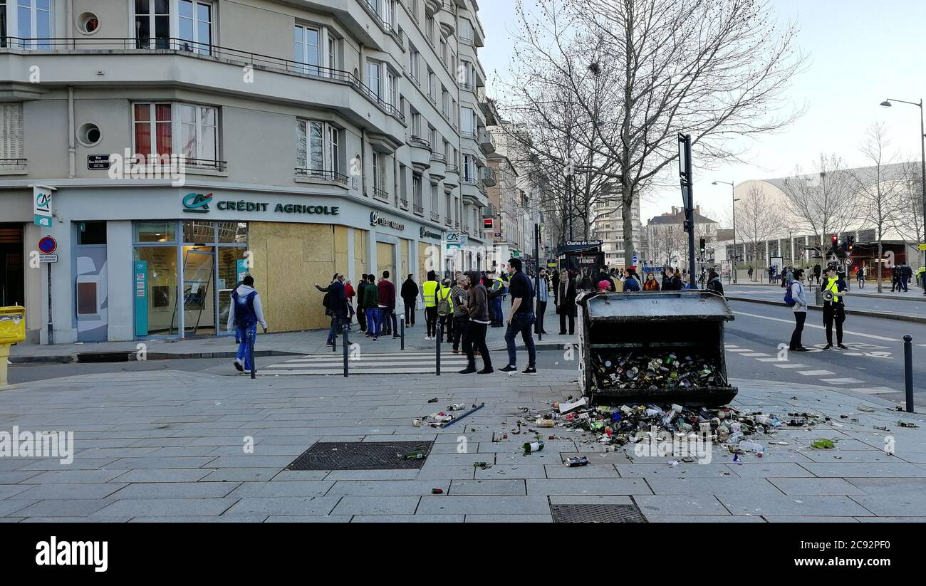 Rennes, Frankreich - Feb/08/2019: Die Gelbe Weste in Rennes protestiert auf dem Hauptplatz der Stadt Stockfoto