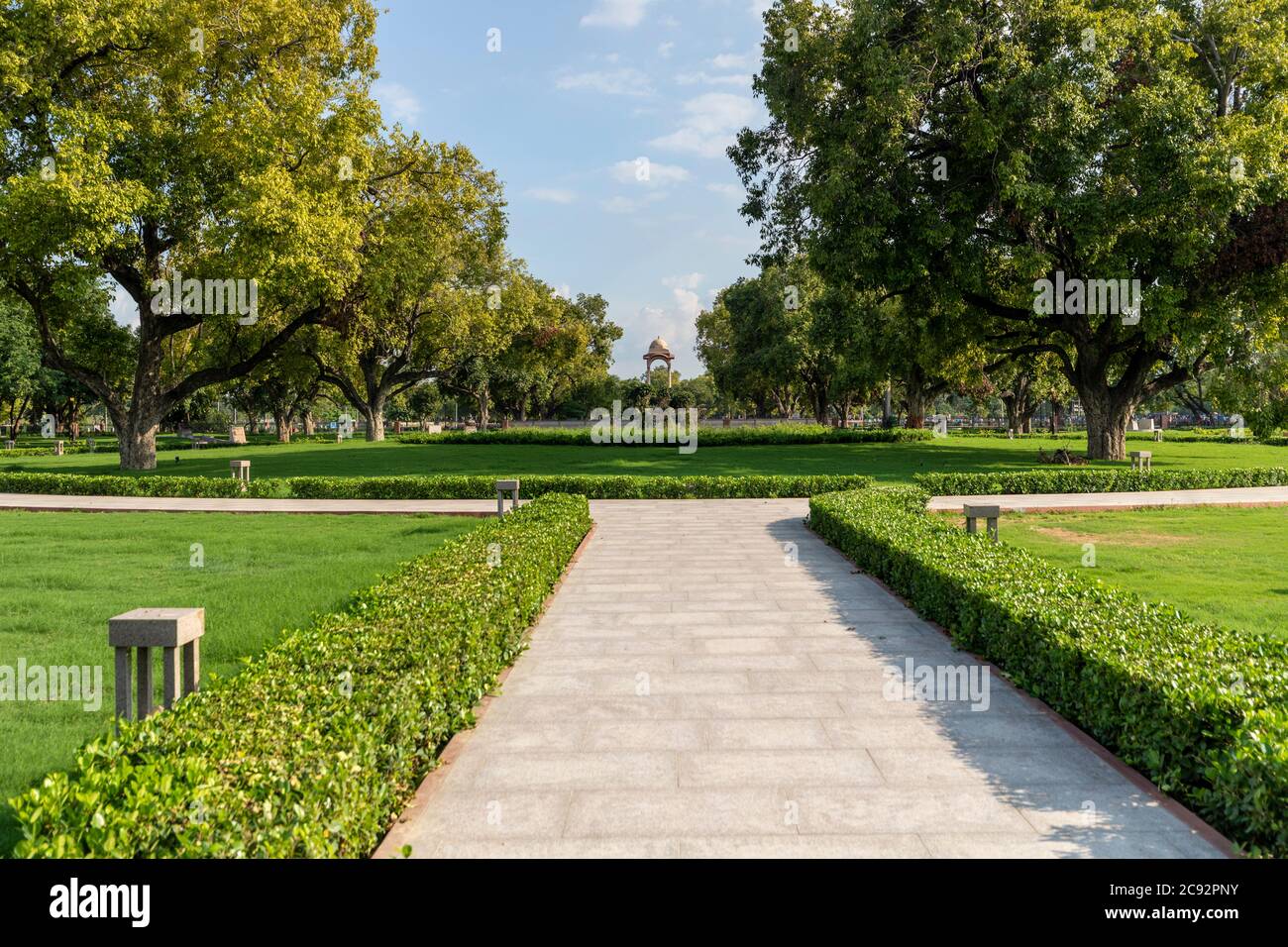Blick auf Grün in einem Park rund um die Rasenflächen von India Gate in Zentral-Delhi Stockfoto