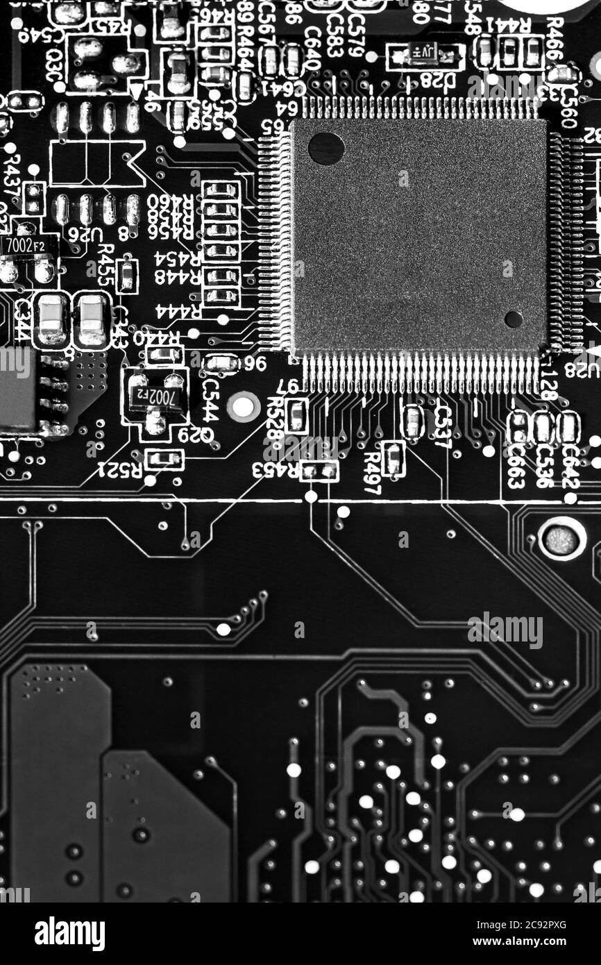 Elektronische blaue Platine mit Prozessor, cpu auf Kontaktbeinen aus der Nähe. Stockfoto