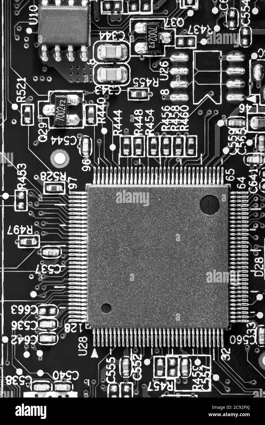 Elektronik-Platine mit Prozessor, cpu auf Kontaktbeinen aus der Nähe. Stockfoto