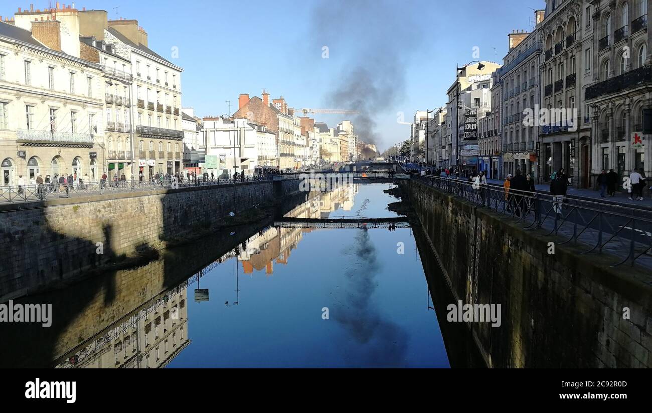 Rennes, Frankreich - Feb/08/2019: Die Gelbe Weste in Rennes protestiert auf dem Hauptplatz der Stadt Stockfoto