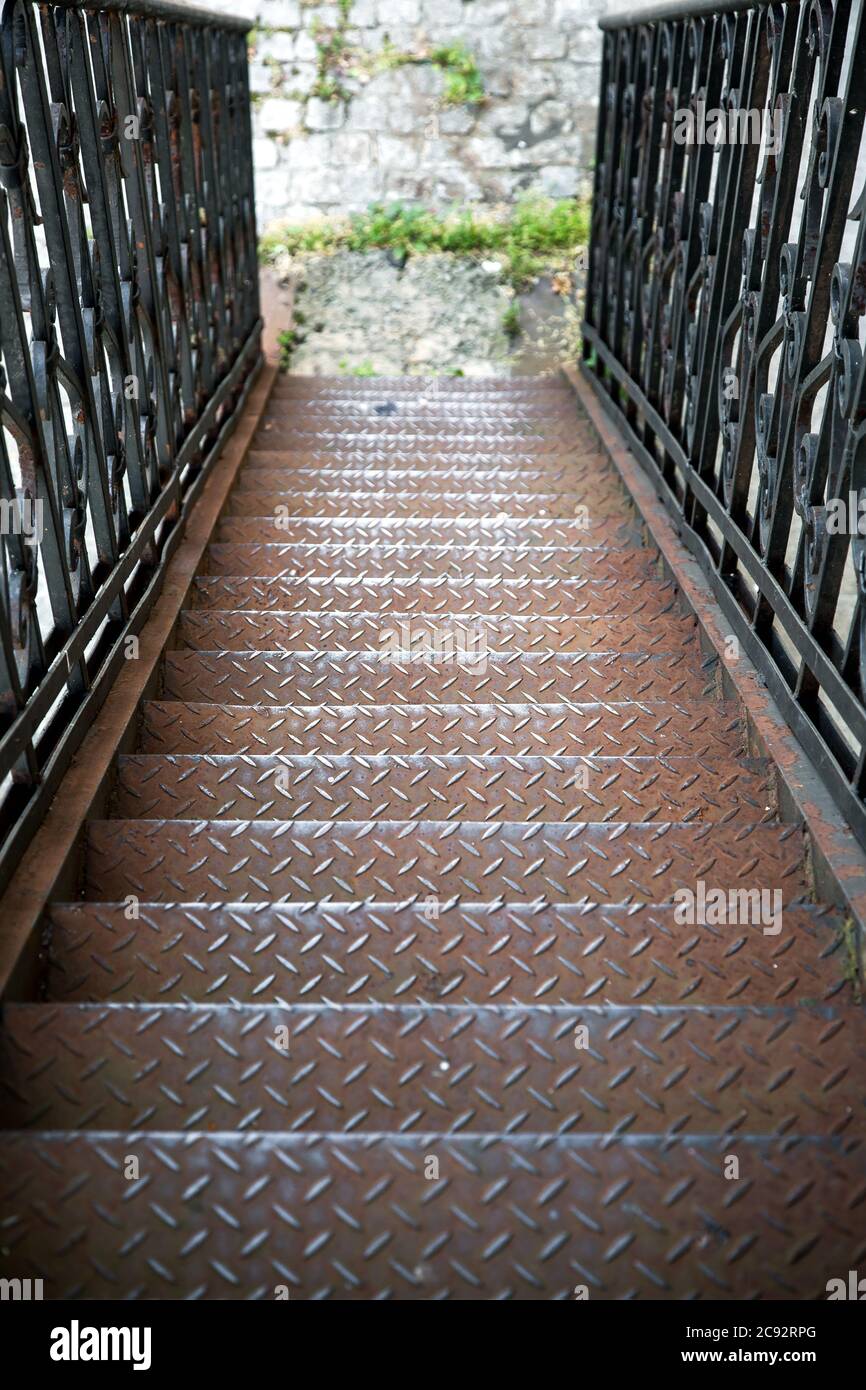 Metall-Feuertreppe, Blick von oben nach unten auf den Stufen der äußeren eisernen Treppe. Stockfoto