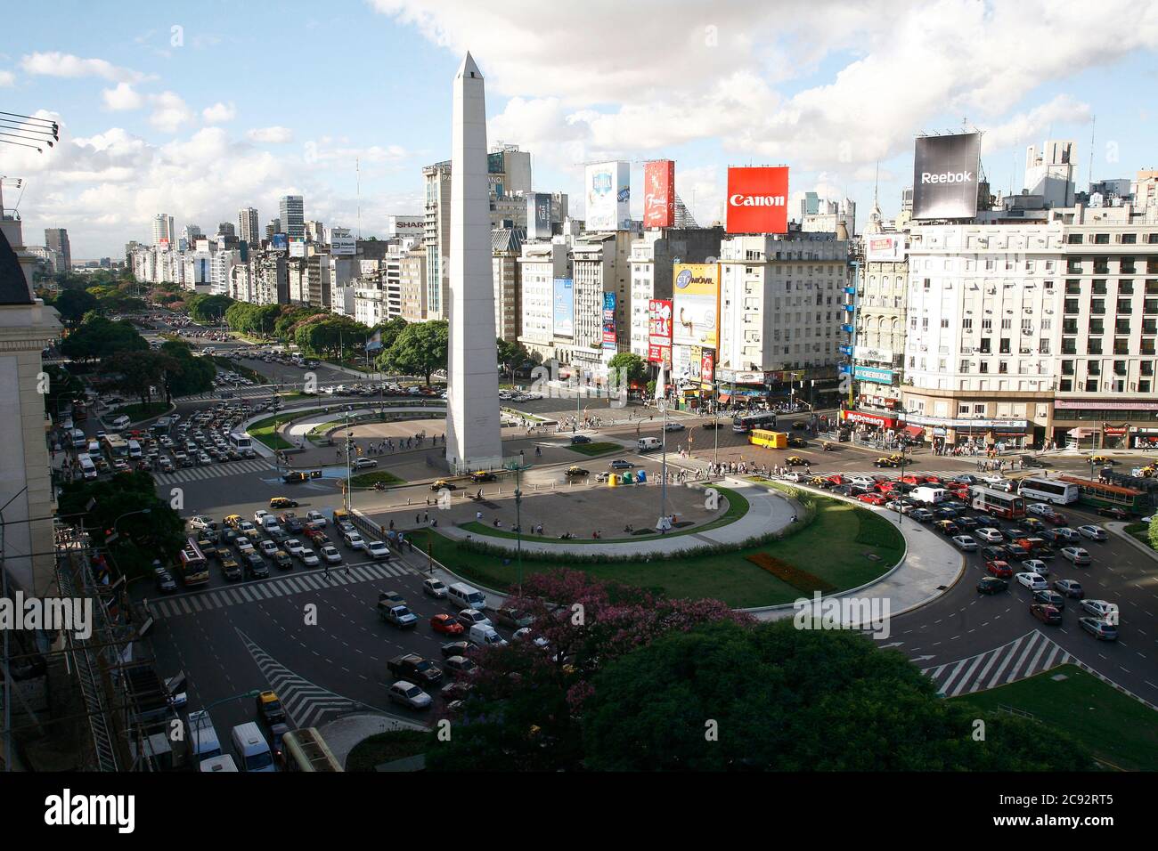 Blick auf die Avenida 9 de julio und den Obelisk, die Innenstadt von Buenos Aires, Argentinien Stockfoto