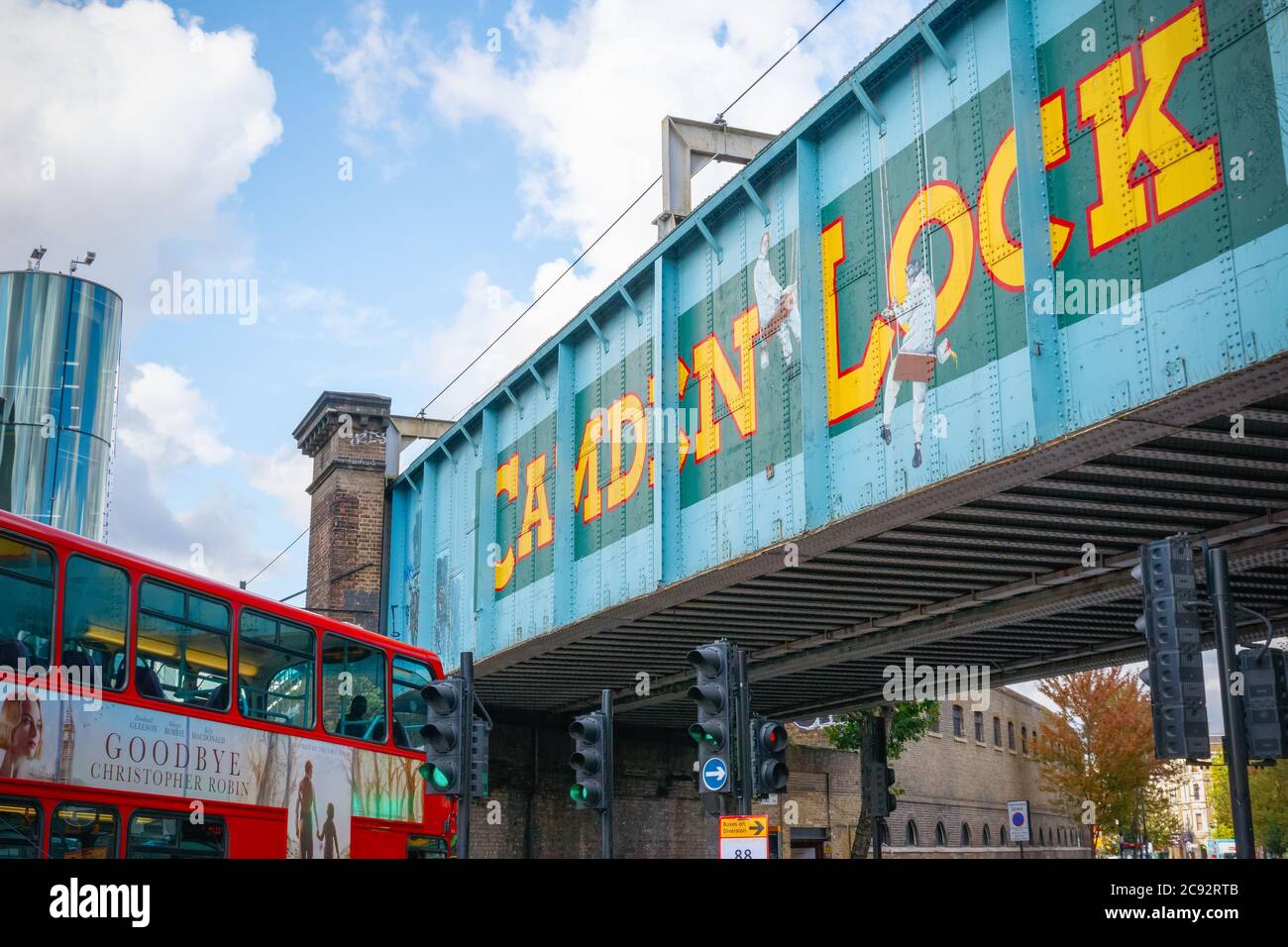 London, UK - 11 März, 2020 - Zeichen für Camden Markt mit einem beweglichen roten Doppeldecker-Bus Stockfoto