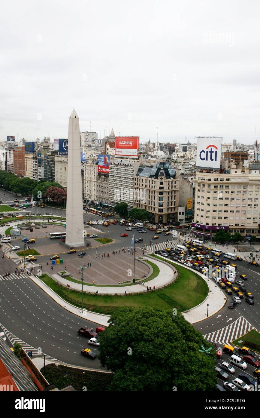 Blick auf die Avenida 9 de julio und den Obelisk, die Innenstadt von Buenos Aires, Argentinien Stockfoto