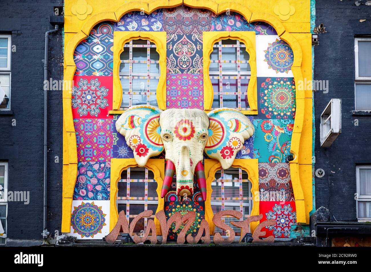 Riesiger Elefantenkopf an der Fassade eines Indien verziert Bekleidungsgeschäft am Camden Market Stockfoto