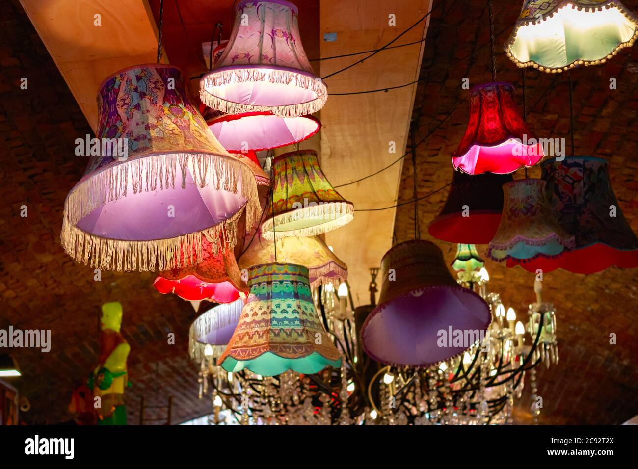 Klassische Lampenschirme auf dem Camden Markt in London Stockfoto