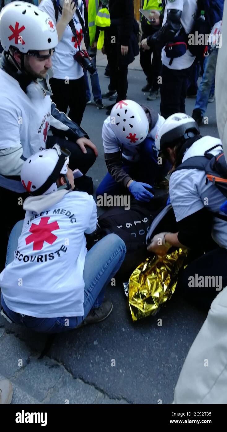 Rennes, Frankreich - Feb/08/2019: Die Gelbe Weste in Rennes protestiert auf dem Hauptplatz der Stadt Stockfoto