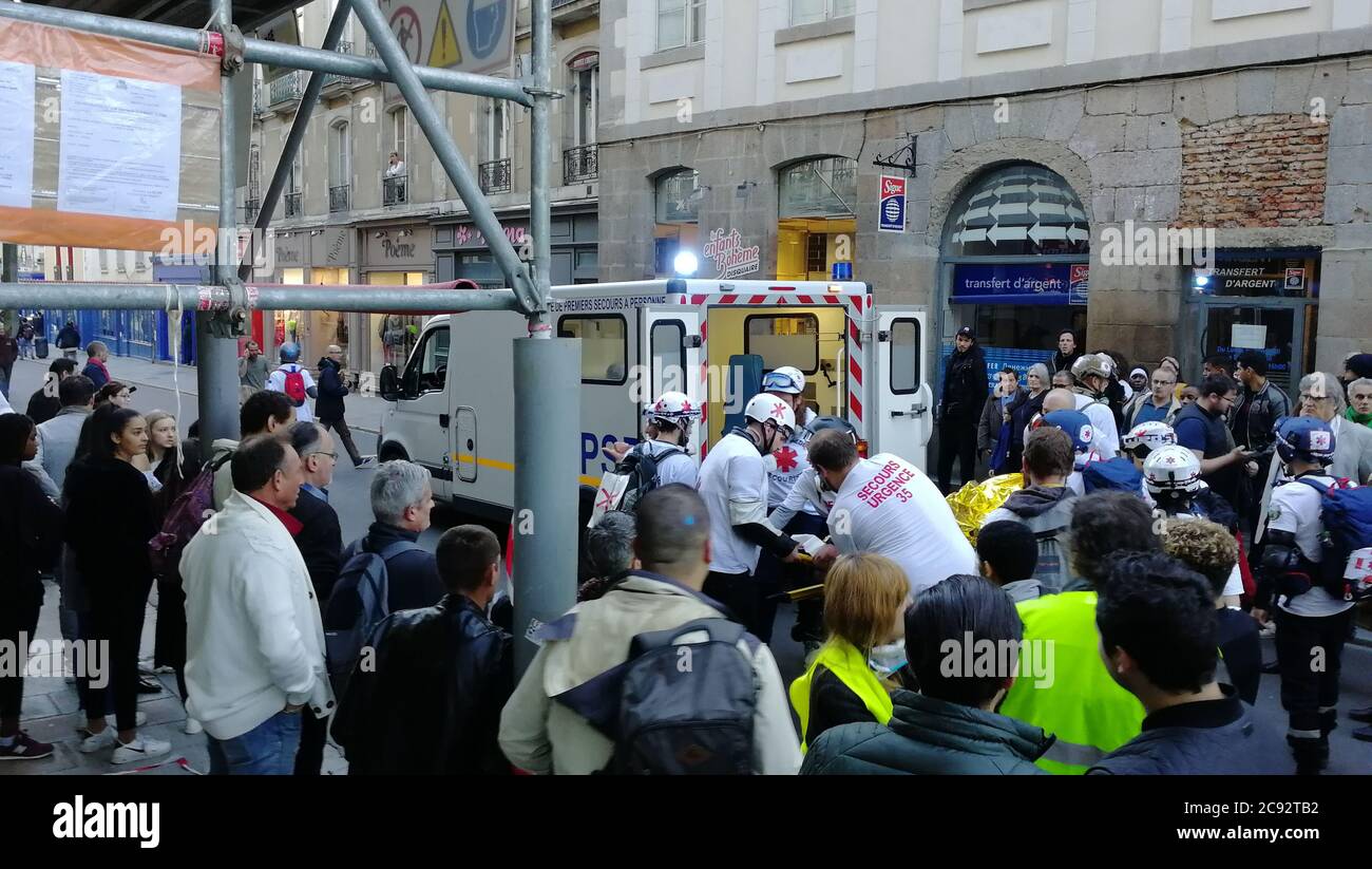 Rennes, Frankreich - Feb/08/2019: Die Gelbe Weste in Rennes protestiert auf dem Hauptplatz der Stadt Stockfoto
