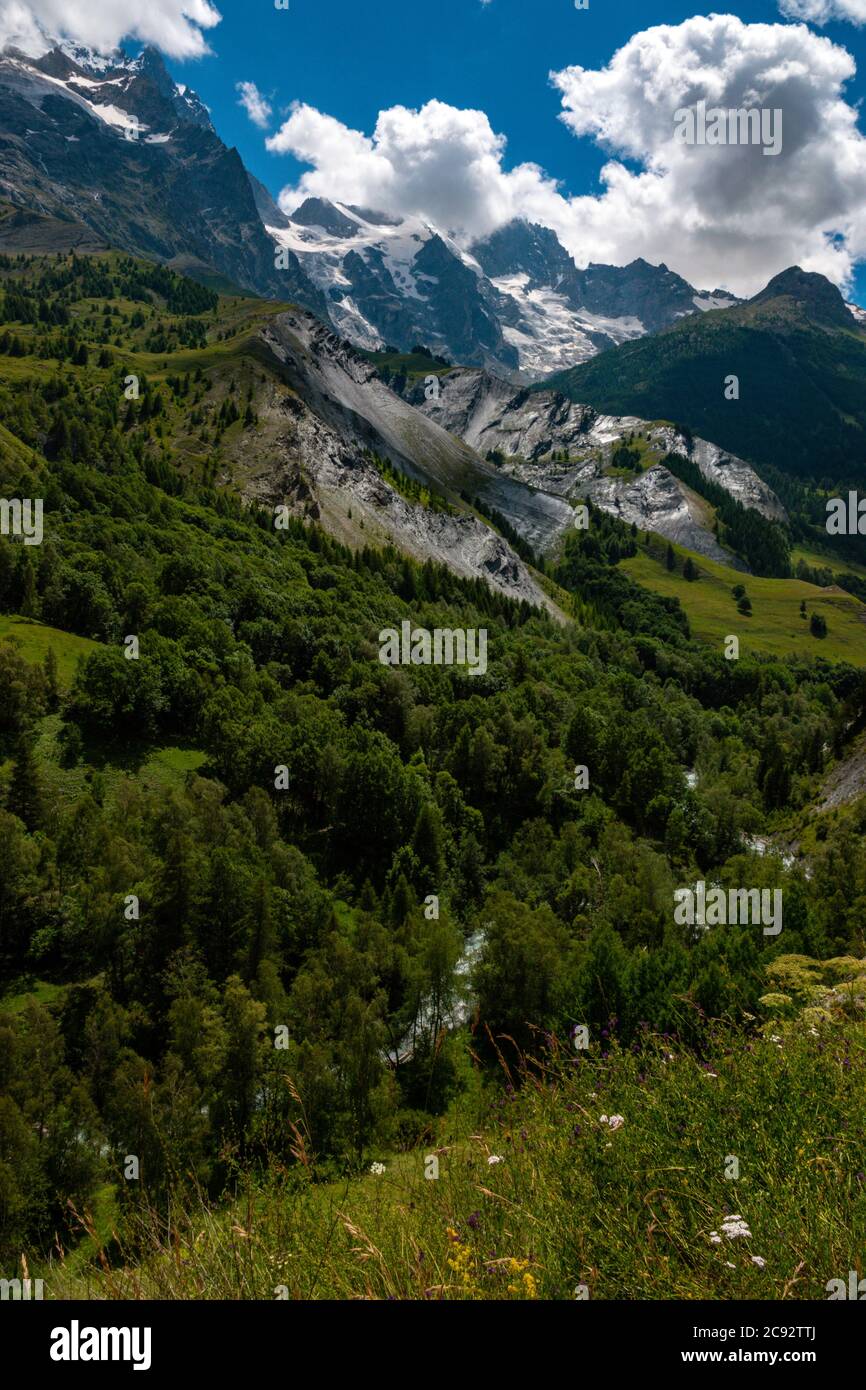 Panoramablick & Landschaft des Massif de La Meije aus dem kleinen Alpendorf La Grave, Ecrins Nationalpark, Hautes-Alpes, Frankreich Stockfoto