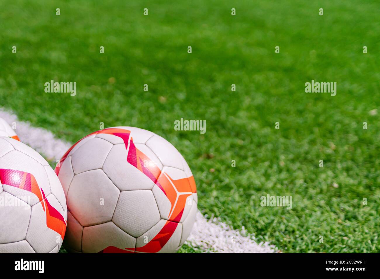 Fußballbälle auf einem Pich. Fußball-Hintergrund mit Kopierbereich Stockfoto