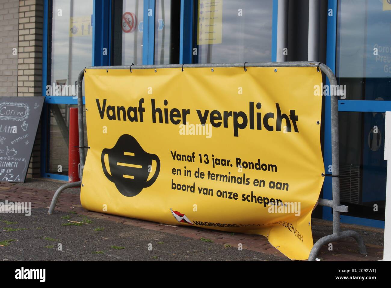 HOLWERD, NIEDERLANDE, 15. JULI 2020: Beschilderung in Niederländisch, die besagt, dass Mundmasken Mandiaory sind. Tragen einer Gesichtsmaske während der Nutzung der öffentlichen Verkehrsmittel in Hol Stockfoto