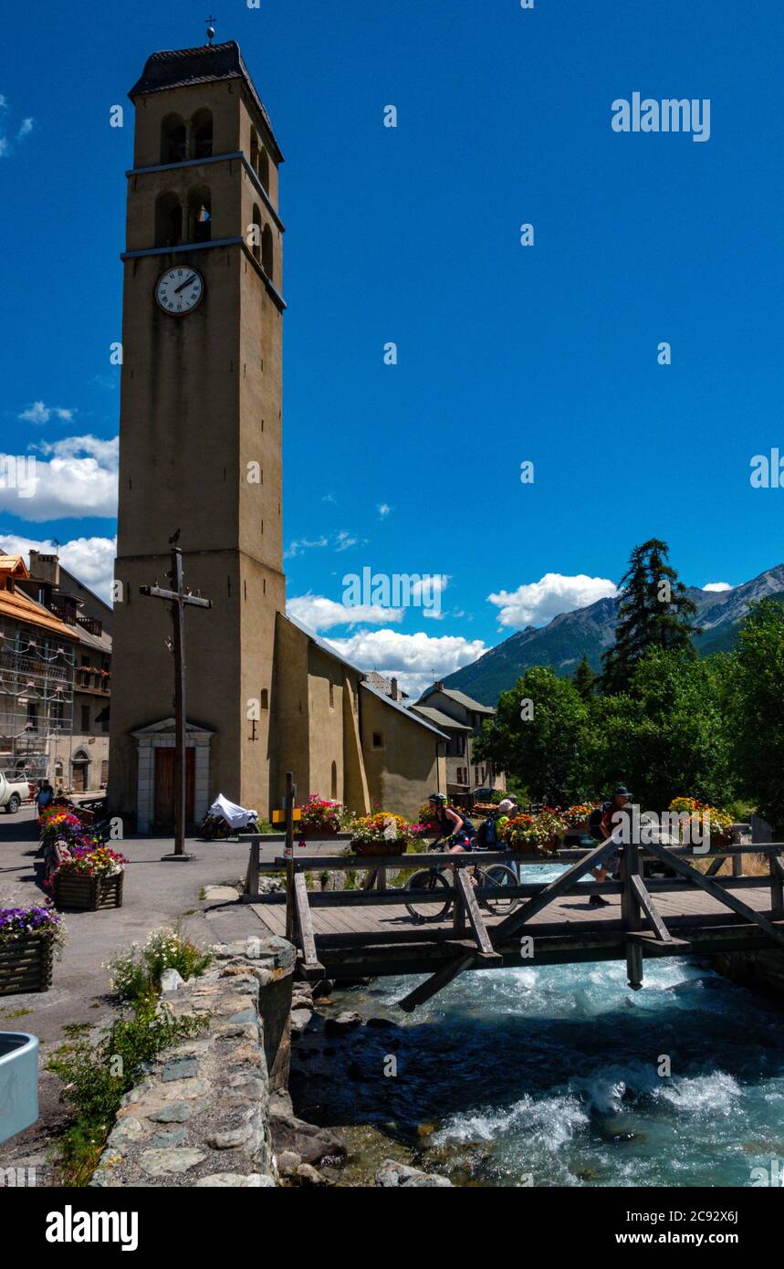 Hoher Kirchturm im kleinen Dorf Le Casset, am Fluss Guisane, Serre Chevalier, in der Nähe von Briancon, Ecrins, Frankreich Stockfoto