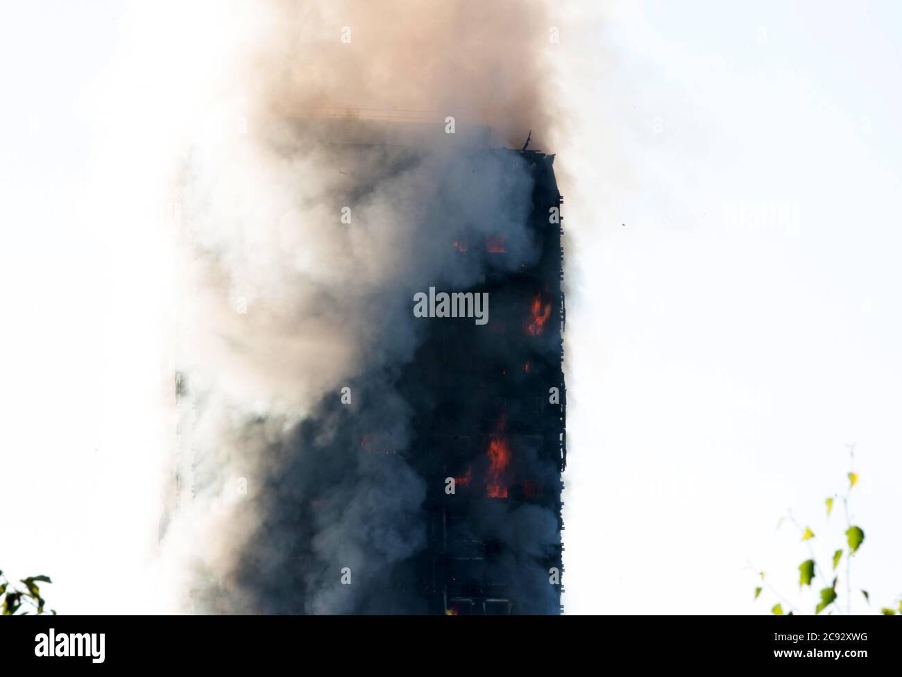 Rauch steigt aus dem Feuer am Grenfell Tower, einem 24-stöckigen Apartmentblock, der Teil des Lancaster West Estate in North Kensington, London, Großbritannien ist. Das Feuer wurde am frühen Morgen durch einen defekten Kühl-Gefrierschrank im vierten Stock ausgelöst. Sie breitet sich schnell über die Außenverkleidung und die Isolierung des Gebäudes aus. Das Feuer verursachte 72 Todesfälle, darunter die von zwei Opfern, die später im Krankenhaus starben. Mehr als 70 weitere wurden verletzt und 223 Menschen entkamen. Es war der tödlichste Strukturbrand im Vereinigten Königreich seit dem 1988 und der schlimmste Wohnungsbrand in Großbritannien seit dem Zweiten Weltkrieg Stockfoto