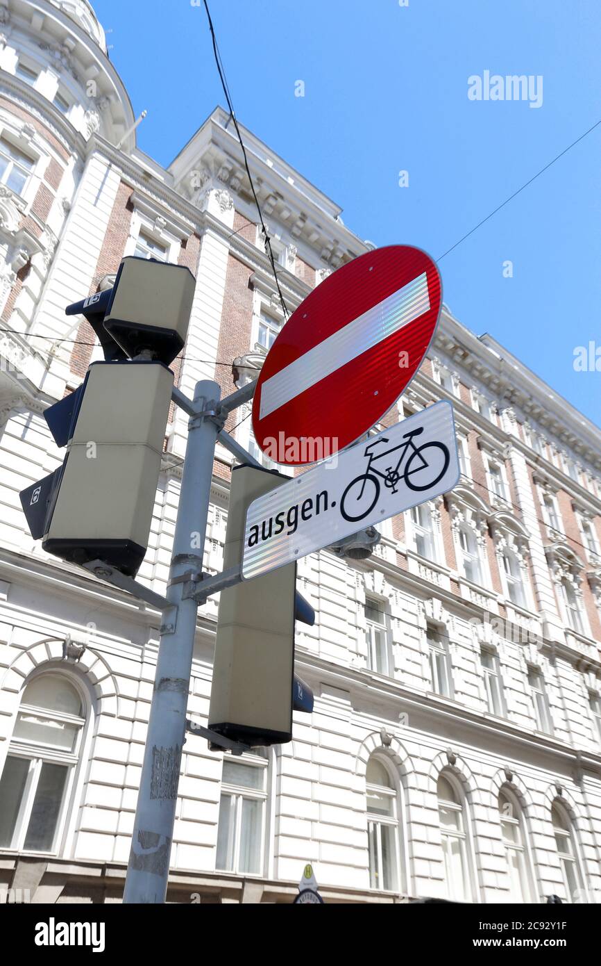 Verkehrsschild in Einzelrichtung in Wien, Österreich Text : inicio in deutsch Stockfoto