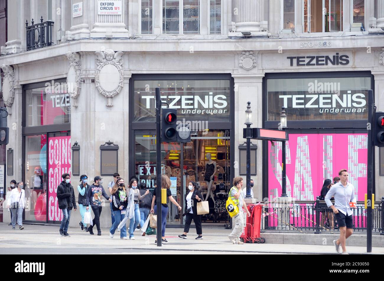 London, Großbritannien. Juli 2020. Käufer in der Oxford Street, die zwar eine verbesserte Aktivität zeigt, aber unter dem vorherigen Coronavirus-Niveau bleibt. Kredit: JOHNNY ARMSTEAD/Alamy Live Nachrichten Stockfoto