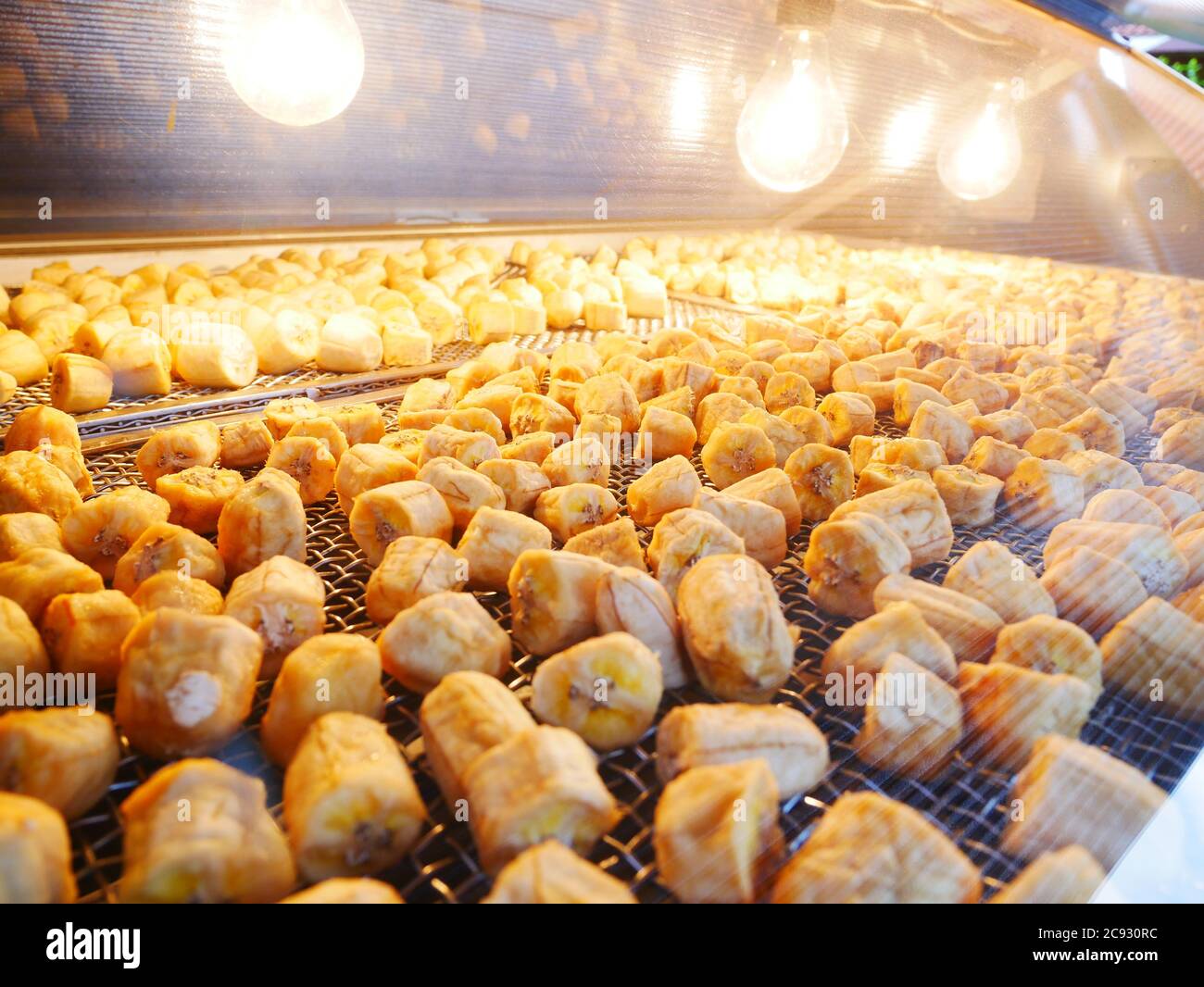 Banane backen im Ofen, trockene Lebensmittel Prozess. Stockfoto
