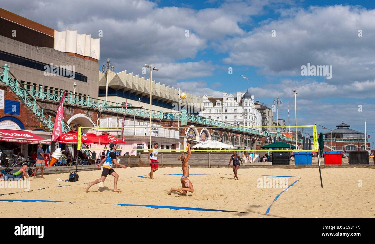Brighton UK 28. Juli 2020 - Beachvolleyball-Spieler genießen den sonnigen Nachmittag an der Strandpromenade von Brighton. Das Wetter wird in den nächsten Tagen im Südosten heiß, mit Temperaturen, die in einigen Gebieten über 30 Grad erreichen werden: Credit Simon Dack / Alamy Live News Stockfoto