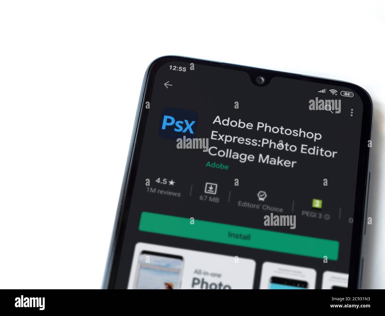 LOD, Israel - 8. Juli 2020: Adobe Photoshop Express Photo Editor App Play Store-Seite auf dem Display eines schwarzen Smartphone auf weißem Bac isoliert Stockfoto