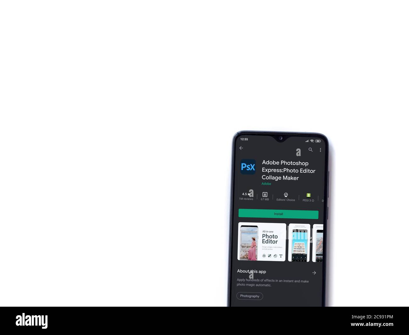 LOD, Israel - 8. Juli 2020: Adobe Photoshop Express Photo Editor App Play Store-Seite auf dem Display eines schwarzen Smartphone auf weißem Bac isoliert Stockfoto
