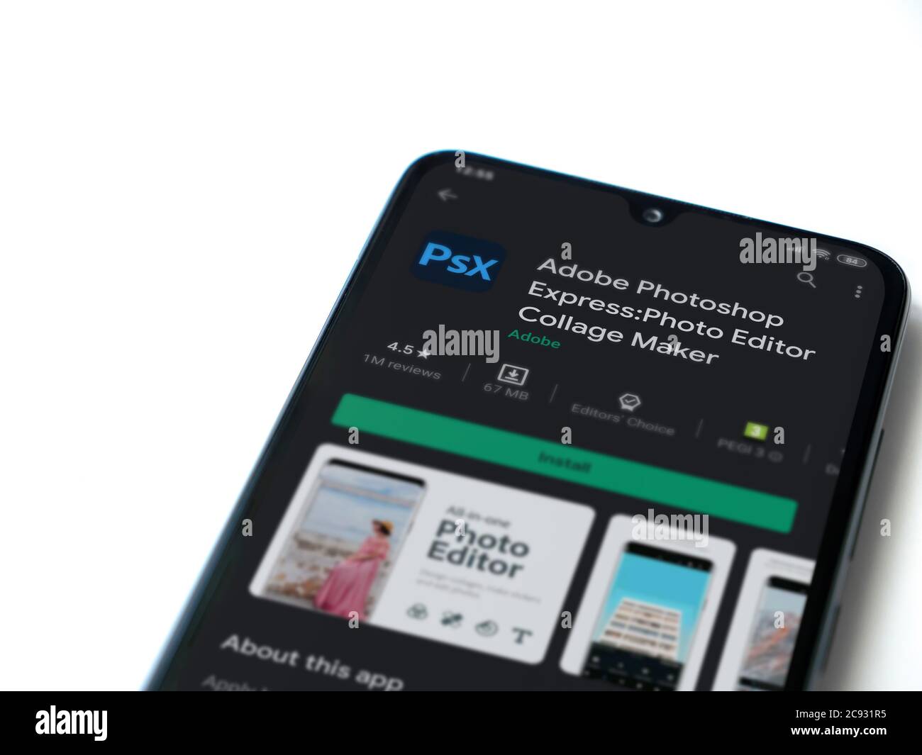 LOD, Israel - 8. Juli 2020: Adobe Photoshop Express Photo Editor App Play Store-Seite auf dem Display eines schwarzen Smartphone auf weißem Bac isoliert Stockfoto