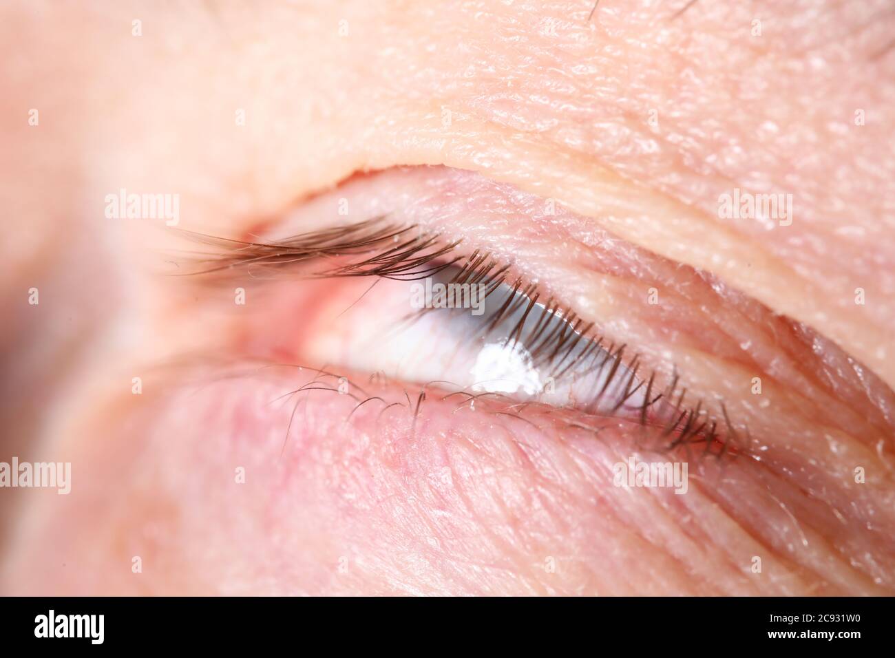 Männliche Wimpern extrem nah-up mit Augen gerollt Stockfoto