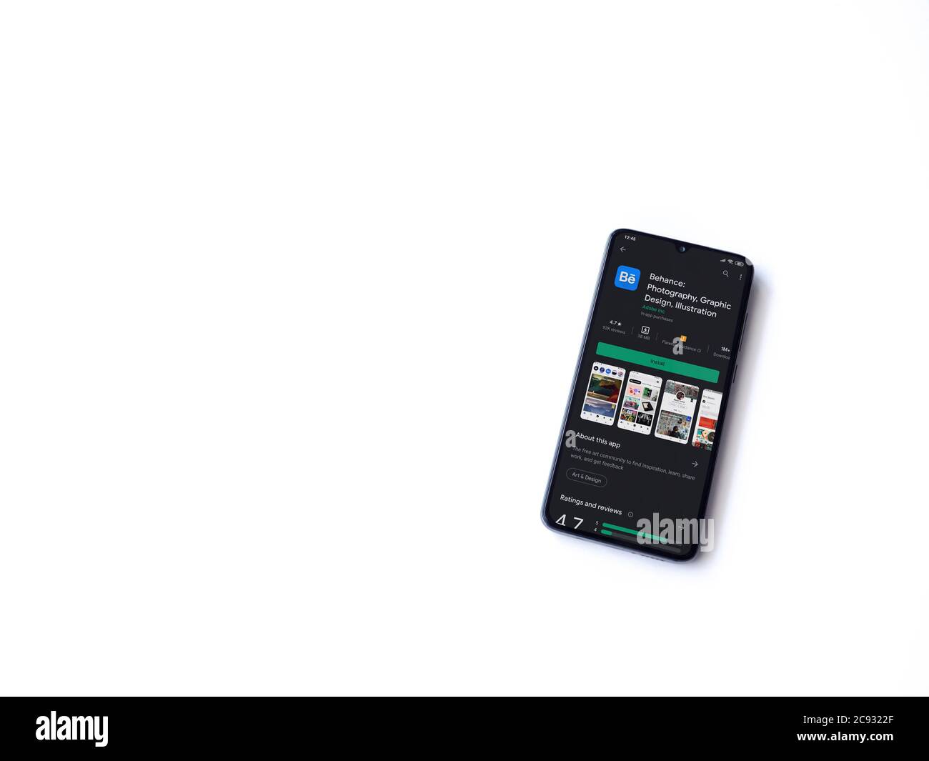 LOD, Israel - 8. Juli 2020: Adobe Behance App Play Store-Seite auf dem Display eines schwarzen Smartphone auf weißem Hintergrund isoliert. Draufsicht flach Stockfoto