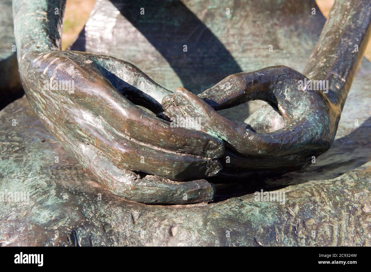 Bronzehände einer Henry Moore Skulptur in der Henry Moore Foundation Stockfoto