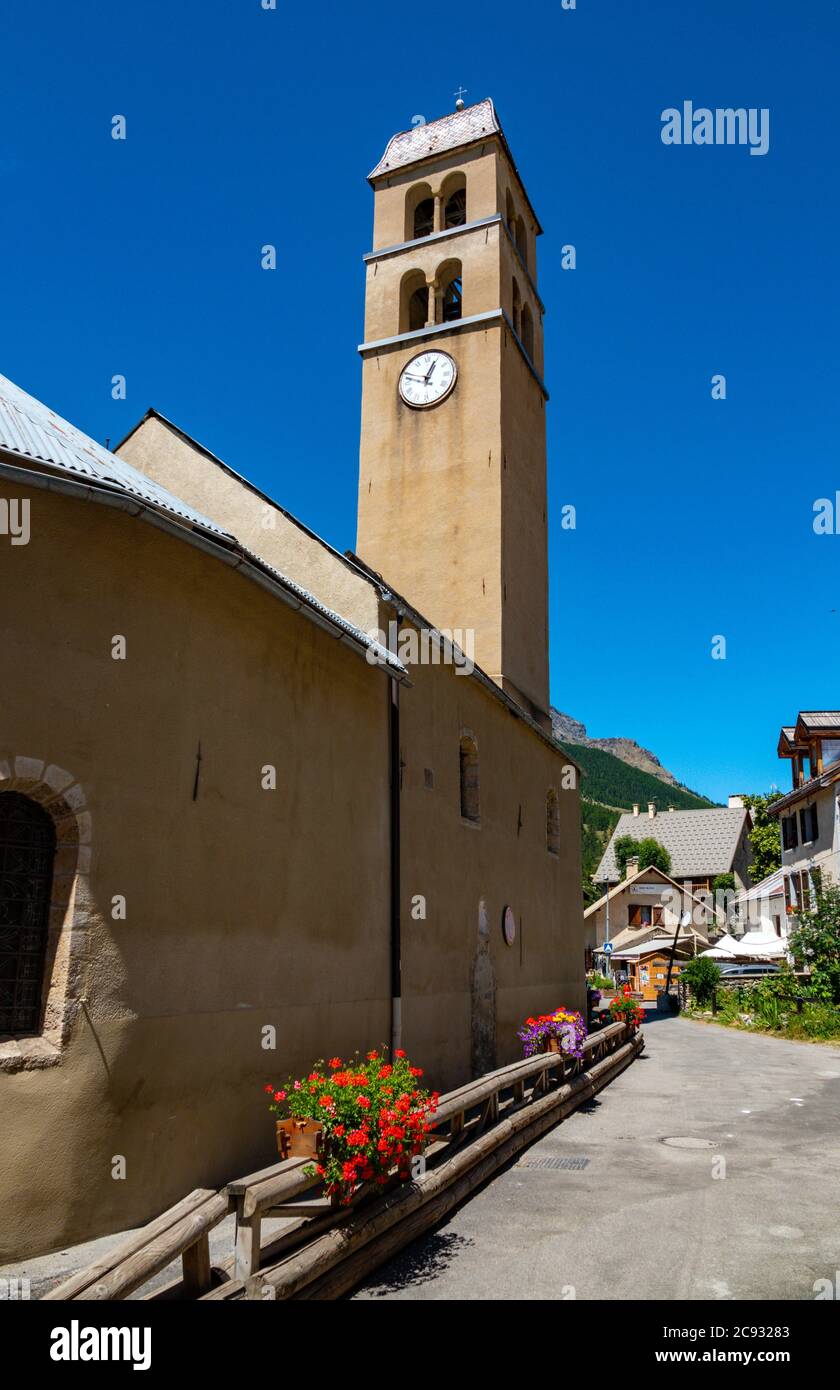 Hoher Kirchturm im kleinen Dorf Le Casset, am Fluss Guisane, Serre Chevalier, in der Nähe von Briancon, Ecrins, Frankreich Stockfoto