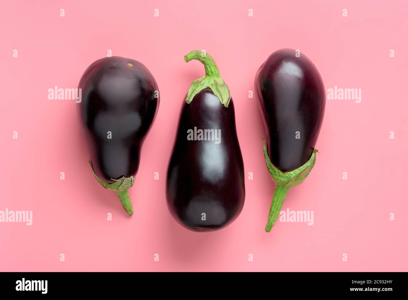 Frisch und roh lila Aubergine isoliert auf rosa Hintergrund Rezepte von Auberginen Flat Lay Draufsicht Mock Up Rustikalen Stil Kreatives Konzept Stockfoto