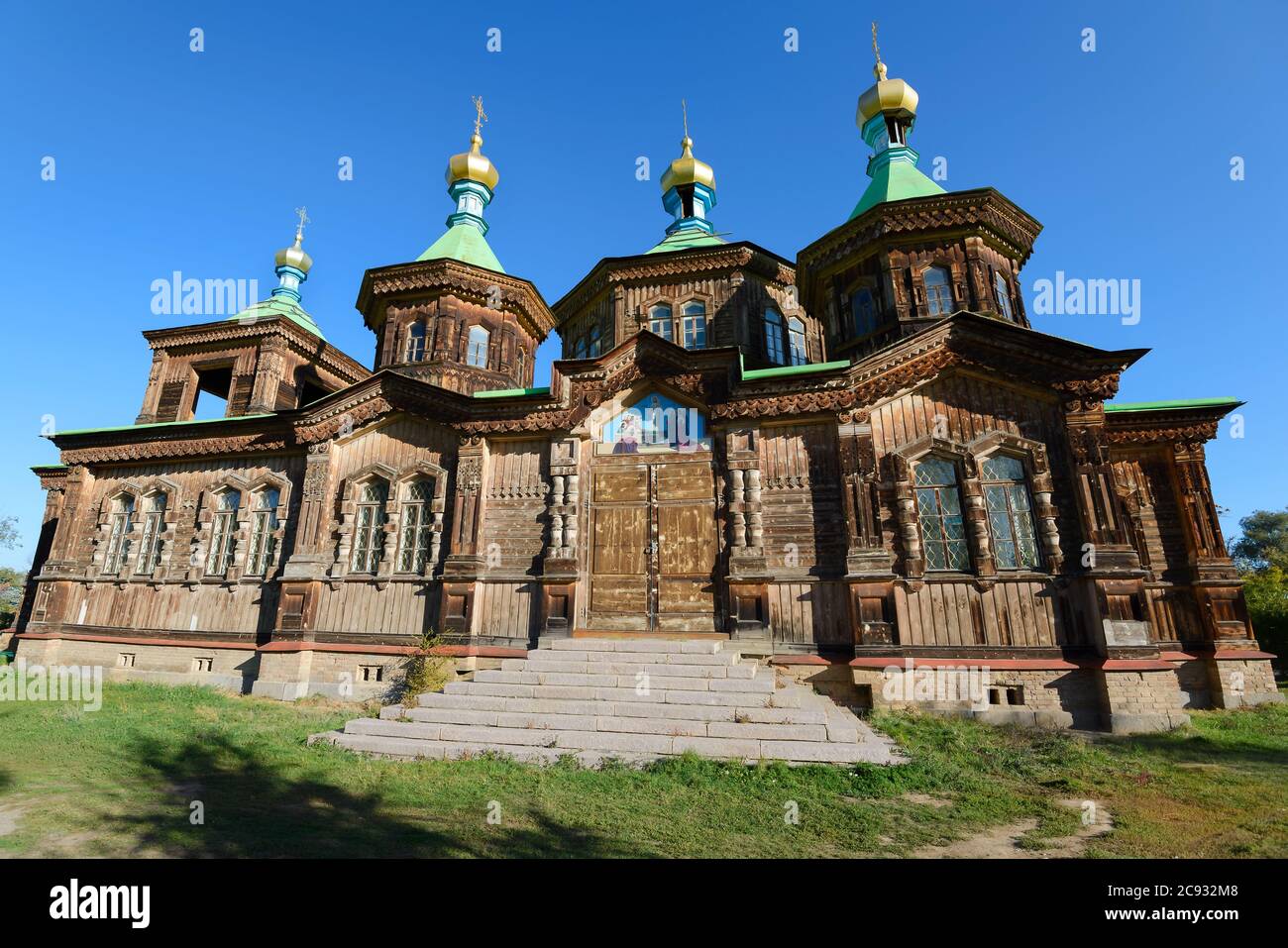 Heilige Dreifaltigkeit Orthodoxe Kathedrale in Karakol, Kirgisistan in Issyk-Kul Region. Holzgebäude mit Fassade, die mit Schnitzereien dekoriert ist. Russisch orthodox. Stockfoto