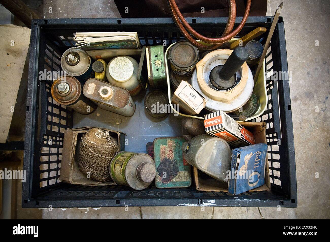 Verschiedene Werkzeuge und Geräte in einer Kunststoff-Faltschachtel von oben genommen Stockfoto